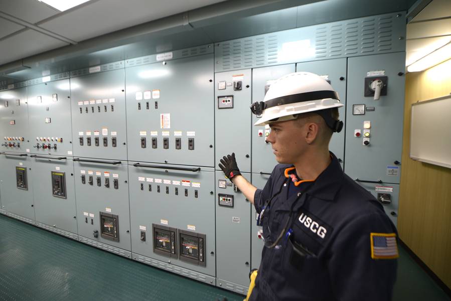 O tenente-coronel Ryan Thomas, um inspetor marítimo do setor da Guarda Costeira em Delaware Bay, discute o papel e os procedimentos da Guarda Costeira durante os testes elétricos a bordo do Daniel K. Inouye. (Foto da guarda costeira por Seth Johnson)