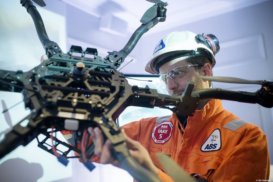 Um técnico de ABS com um drone. Fonte: ABS