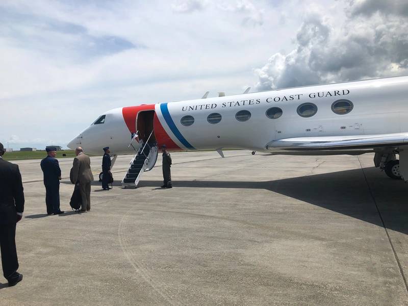 Im vergangenen Monat wurde Maritime Reporter & Engineering News eingeladen, sich Admiral Karl Schultz, dem Kommandanten der US-Küstenwache, auf seinem Jet zu einem Treck nach New Orleans anzuschließen, um an Bord eines Mid-Stream-Transfers im Mississippi unterwegs zu sein. Foto: Greg Trauthwein