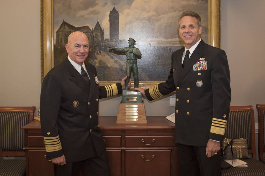 Ο Φιλ Ντάβιντσον, διοικητής της αμερικανικής εντολής του Ινδο-Ειρηνικού, και ο διοικητής της αμερικανικής νότιας διοίκησης Adm Kurt W. Tidd, θέτουν με το παλαιό βραβείο αλάτι κατά τη διάρκεια τελετής στο Πεντάγωνο. Ο Davidson έλαβε το βραβείο του Παλαιού Αλατιού, το οποίο χορηγείται από το SNA (Surface Navy Association) και χορηγείται στον ανώτατο υπάλληλο ενεργού λειτουργού, ο οποίος είναι επιφορτισμένος με την επίγεια διεξαγωγή πολέμου (SWO). (Αμερικανική φωτογραφία του ναυτικού από την ειδίκευση μαζικής επικοινωνίας 2ης τάξης Paul L. Archer / Released)