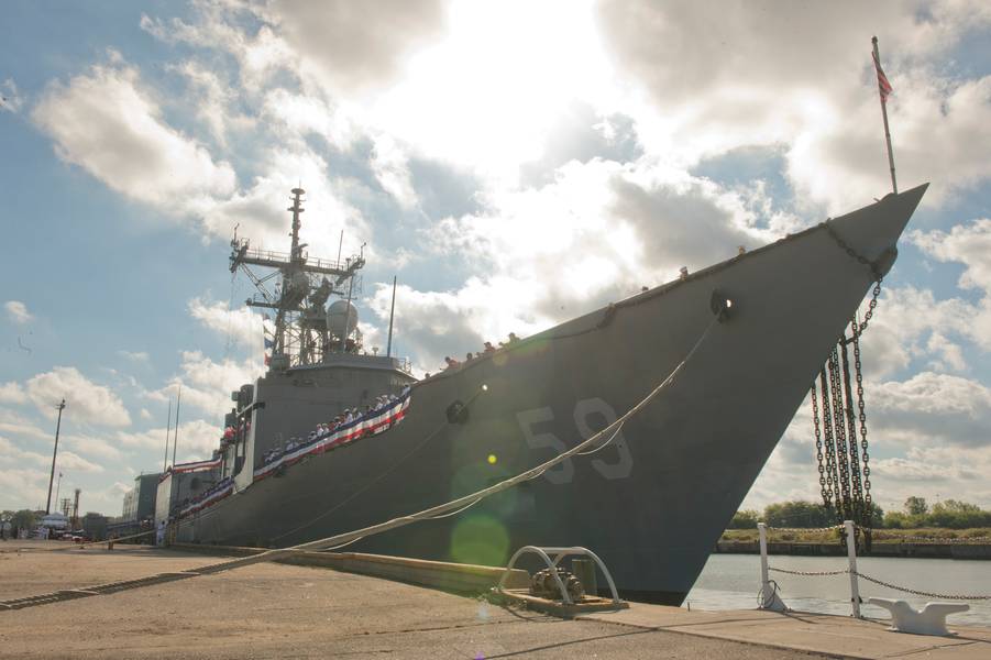 Οι ιδιοκτήτες σκαφών και το πλήρωμα της φρεγάτας με καθοδηγούμενους πυραύλους USS Kauffman (FFG 59) ανήκουν στις σιδηροτροχιές ως μέρος της τελετής αποξήλωσης του πλοίου. Ο Kauffman είναι η τελική επιχειρησιακή φρεγάτα της τάξης του Oliver Hazard-Perry για τον παροπλισμό. Εκτοξεύτηκε το 1982, είχε μια αναμενόμενη διάρκεια ζωής 20 ετών, αλλά εξυπηρετούσε περισσότερο από 30. (US Navy φωτογραφία από ειδικός μαζικής επικοινωνίας 2ης τάξης Shane Α. Jackson)