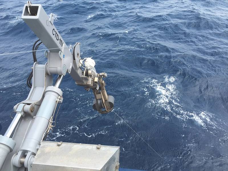 تعمل الحلفاء البحرية كرين CTD-11V ، كجزء من عرض "المحيط الأوقيانوغرافي" الخاص بـ Markey ، على سفينة الأبحاث التابعة للبحرية الأمريكية RV Sally Ride. (الصورة: روس موراي ، ماركي للآلات)