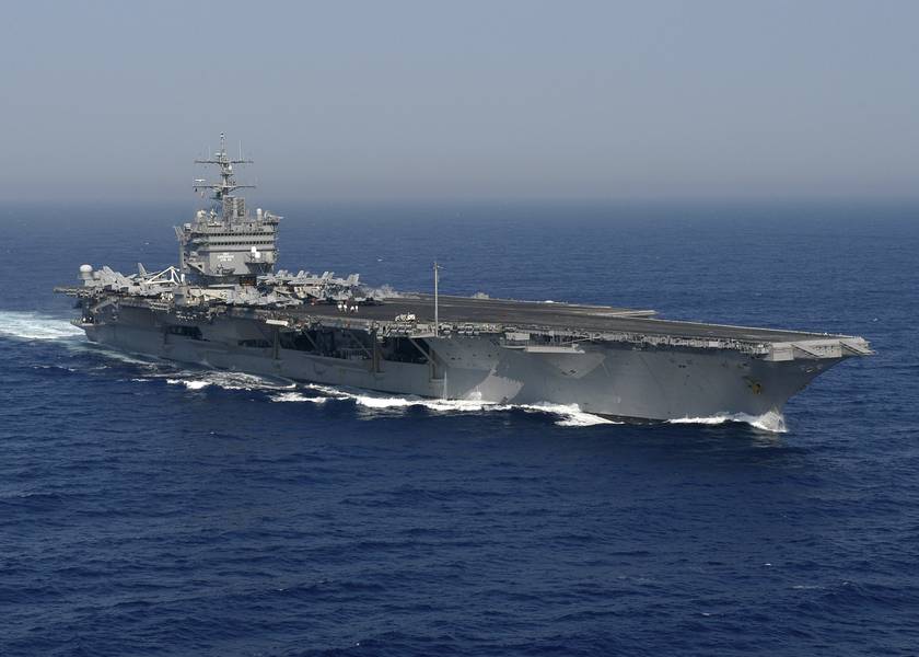 حاملة الطائرات يو إس إس إنتربرايز (CVN 65) قيد التنفيذ في المحيط الأطلنطي في عام 2004 (الصورة من البحرية الأمريكية روب غاستون)