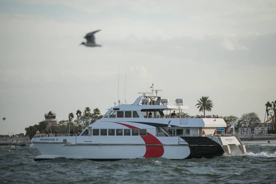 صورة أخرى للعبارة الموسمية في طريقها إلى رصيف الميناء التالي (CREDIT: Cross Bay Ferry)