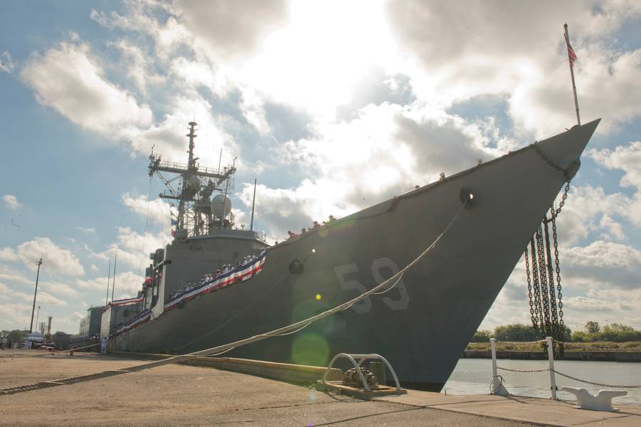 ويقوم أفراد الفريق وطاقم فرقاطة الصواريخ الموجهة (USS Kauffman) (FFG 59) بإدارة القضبان كجزء من مراسم إقالة السفينة. Kauffman هي الفرقاطة التنفيذية النهائية لفرقة أوليفر هازار-بيري لفصلها من الخدمة. تم تكليفها في عام 1982 ، وكان لها عمر خدمة متوقع يبلغ 20 عامًا ، ولكنها خدمت لأكثر من 30 عامًا. (صورة البحرية الأمريكية من قبل أخصائي الاتصالات الجماعية من الدرجة الثانية شاين أ. جاكسون)