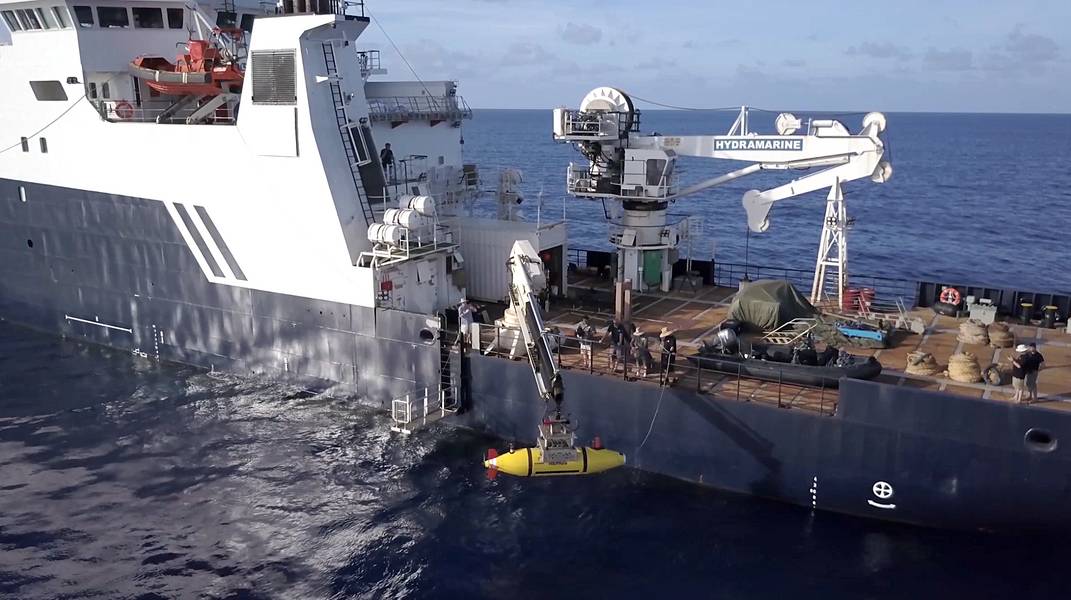 يتم نشر AUV Hydroid Remus 6000 من R / V Petrel بحثًا عن USS Indianapolis. (بإذن من بول ج. ألين)