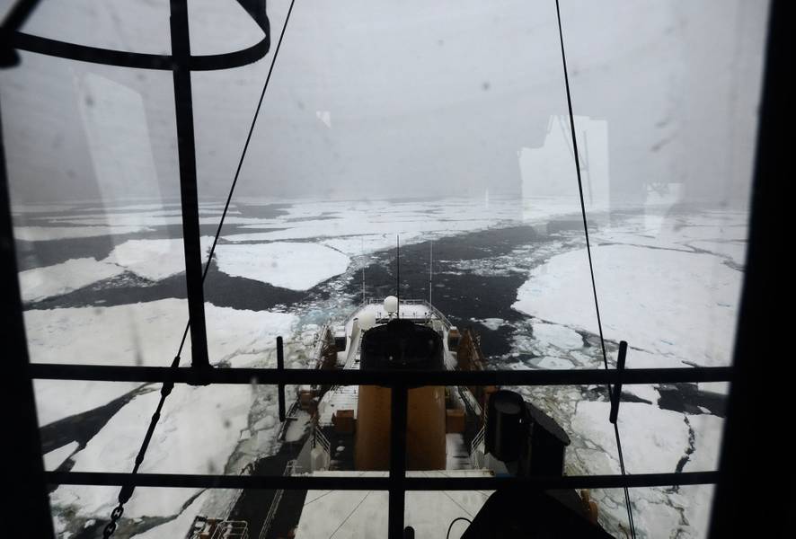 तटरक्षक कटर पोलर स्टार जनवरी से 2018 (अंटार्कटिक सर्कल के नीचे रॉस सी में बर्फ के माध्यम से एक चैनल को छोड़ता है (निक अमीन द्वारा अमेरिकी तट रक्षक फोटो)