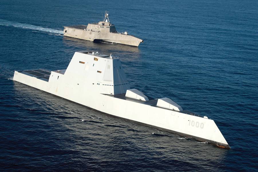 निर्देशित मिसाइल विध्वंसक यूएसएस जुमवाल्ट (डीडीजी 1000), नेवी का सबसे तकनीकी रूप से उन्नत सतह जहाज छोड़ दिया गया है, जो लिटलोर लड़ाकू जहाज यूएसएस स्वतंत्रता (एलसीएस 2) के गठन में चल रहा है। क्या ये जहाजों भविष्य में नौसेना के युद्धपोतों की तरह होंगे? (पेटी अधिकारी प्रथम श्रेणी ऐस राहेम द्वारा अमेरिकी नौसेना फोटो)