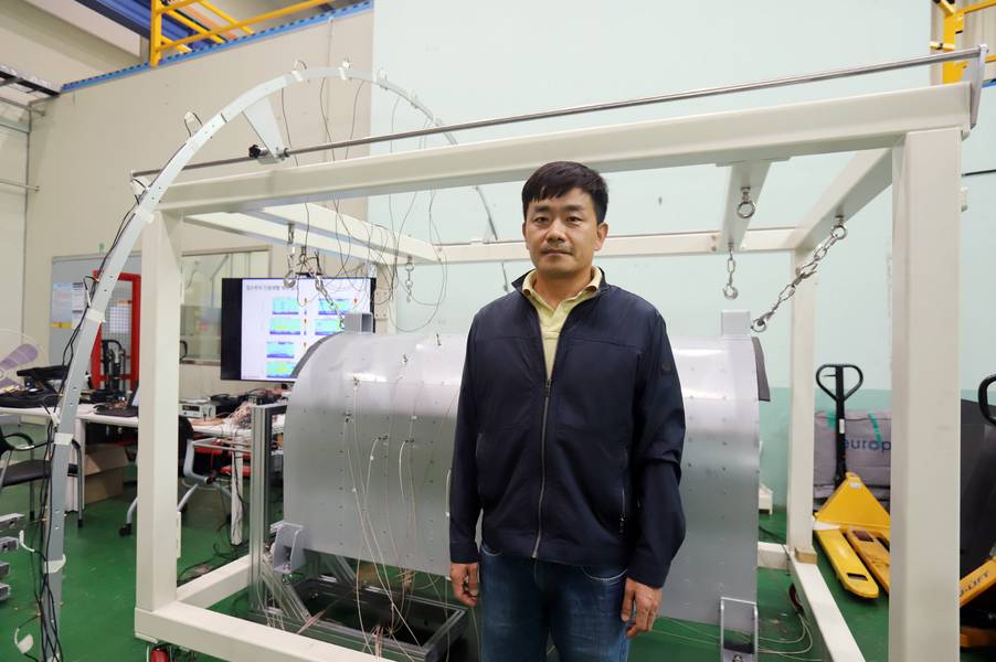 “这套世界一流的系统能够实时预测和监测具有战略敏感性的水下噪声数据，”韩国机械材料研究所 (KIMM) 首席研究员 Seong-Hyun Lee 表示。“它不仅增强了海军的隐身能力，还能提升各种海军行动的早期故障检测和维护效率，”KIMM 首席研究员 Seong-Hyun Lee 表示。图片来源：韩国机械材料研究所 (KIMM)