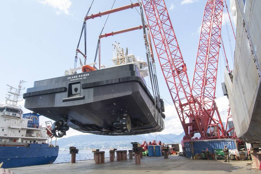 クレーンのオペレーターは軽くタッチしてIsland Raiderをゆっくりと上げます。 （写真：Haig-Brown / Cummins）