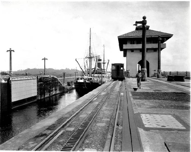 パナマ運河のグレースラインズコロンビアトランジット。出典：USMerchant Marine Academy Maritime Museum。