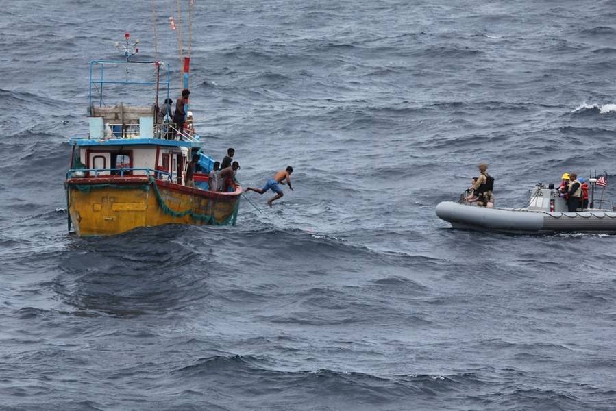 一艘斯里兰卡渔民在该船停下来向一艘搁浅的渔船提供援助后，从Arleigh Burke级导弹驱逐舰USS Decatur（DDG 73）上跳起并游向一艘刚性船体充气船。 （美国海军照片）