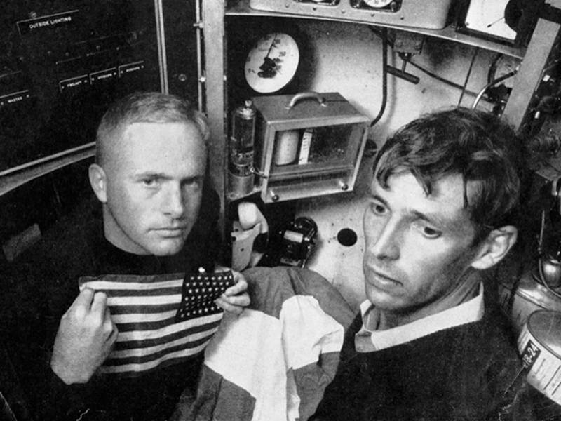唐·沃尔什（Don Walsh）和雅克·皮卡德（Jacques Piccard）在的里雅斯特的机舱内，1959年。图片由唐·沃尔什（Don Walsh）提供。