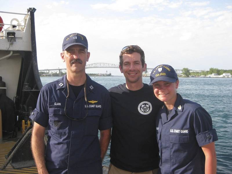 在完成海上缓解系统原型测试后，RDC项目团队在USCGC Hollyhock上展示。从左到右，LT Charles Clark，Alexander Balsley和海岸卫队学院Cadet 2 / c Valerie Hines。）