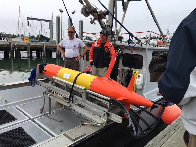 在研究船上，3-D油扫描机器人LRAUV准备测试其新配置。美国海岸警卫队的照片。