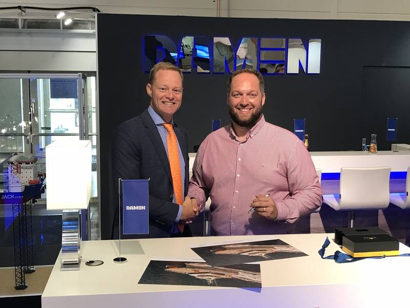 左から右：Arnen van Elk、Damen Shipyards Gorinchemのセールスマネージャー。トム・ネヴィン（Tom Nevin）、高速転送のマネージング・ディレクター（Photo：Damen）