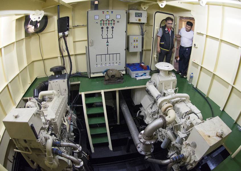 康明斯代表Sathit Suwanprasert在右舷机房检查康明斯855动力发电机组与Capt。Mitr。 （图片来源：Haig-Brown /康明斯海事）