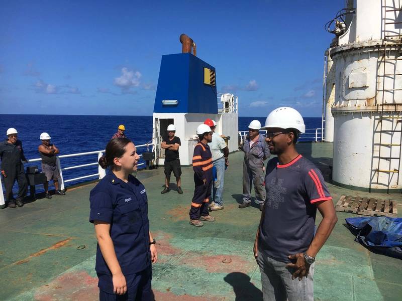 来自海岸警卫队切割者信心的少尉Samantha Penate与Alta大师交谈，以确定2018年10月7日大西洋残疾人货船的情况。该船在9月19日离岸超过1,000英里。美国（海岸警卫队摄影：Todd Behney）