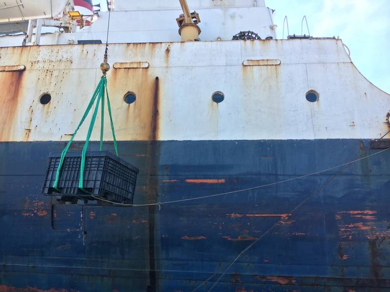 機器を船舶に移送する（CREDIT：Global Diving）