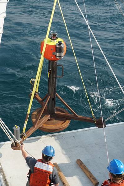 流れによって動かされた重い800kgのフレーム（©2017 MBARI）