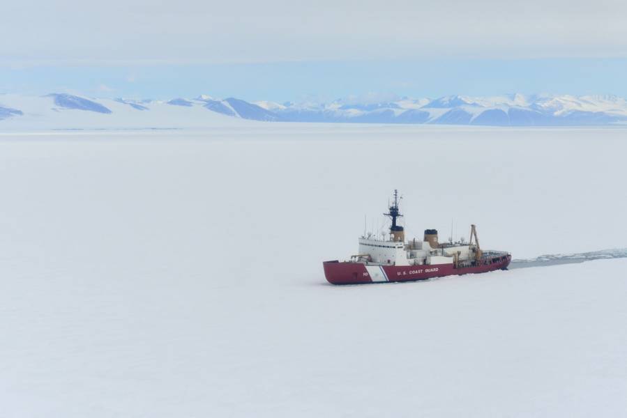 海岸警卫队极地之星在南极洲附近的麦克默多海峡（McMurdo Sound）发现冰块（由Nick Ameen拍摄的美国海岸警卫队照片）