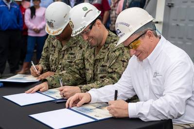 (Esquerda para a direita) Cmdr. Robby Trotter, comandante. Scott Williams e Donny Dorsey assinam o documento de entrega entregando oficialmente a propriedade do destruidor Paul Ignatius (DDG 17) da Ingalls Shipbuilding à Marinha dos EUA. Trotter é o futuro comandante do navio; Williams é o representante de gerenciamento do programa DDG 51 para o Supervisor de Construção Naval, Gulf Coast; e Dorsey é gerente de programa de navios DDG 117 da Ingalls. Foto por Derek Fountain / HII