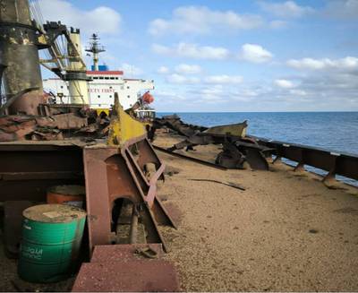 ウクライナが共有した写真には、ロシアによるウクライナ攻撃の最中、黒海のウクライナ海上国境を離れた後、ロシアのミサイル攻撃を受けて損傷した、エジプトへ小麦を輸送中の民間貨物船が写っている。（写真：ウクライナ大統領報道サービス）