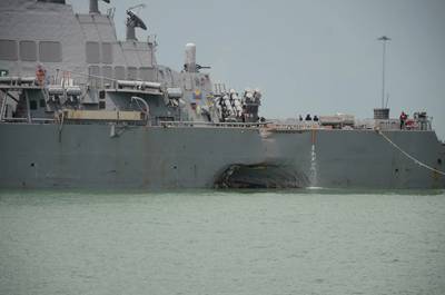 8月21日在马六甲海峡和新加坡海峡东岸，与商船Alnic MC发生碰撞后，美国司法部长麦凯恩（DDG 56）遭受重大的明显损失。（美国海军合影）（Madailein Abbott）