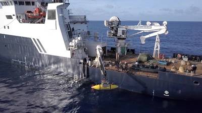 Το AUV Hydroid Remus 6000 αναπτύσσεται από το R / V Petrel σε αναζήτηση της USS Indianapolis. (Φωτογραφία ευγένεια του Paul G. Allen)