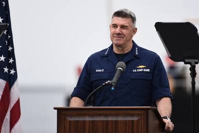 Adm. Karl Schultz liefert die jährliche SOTCG-Adresse in San Pedro, Kalifornien (Bild: CREDIT USCG)