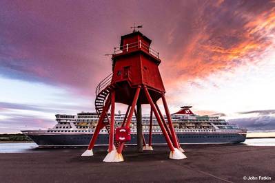 Balmoral de Fred Olsen Cruise Lines en el Puerto de Tyne. (Fotografía con copyright de John Fatkin / Cortesía de Fred Olsen Cruise Line y GAC UK)