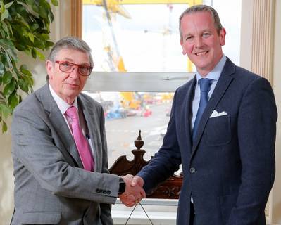 O CEO aposentado de Harland e Wolff, Robert J Cooper, aperta a mão de seu sucessor Jonathan Guest (Foto: Harland and Wolff)