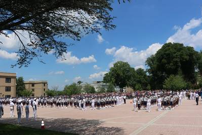 Candidatos à classe de 2022 em Plebe se formaram pela primeira vez na Academia da Marinha Mercante dos EUA e se reportaram à Equipe Regimental da Doutrinação, liderada pelo Comandante Regimental Áurea Primeira Classe Alexis Ibach. Imagem: USMMA