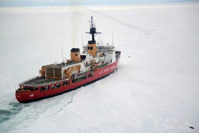 Coast Guard Cutter Polar Star atraviesa el hielo antártico en el Mar de Ross en enero de 2017 (foto de la Guardia Costera de los EE. UU. Por David Mosley)