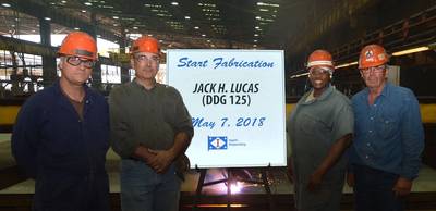 Construtores navais da Ingalls Steel Fabrication Shop, da esquerda: Paul Perry, Donald Morrison, Queena Myles e Paul Bosarge comemoram o início oficial da fabricação do mais novo destróier da Marinha norte-americana Jack H. Lucas (DDG 125) em 7 de maio de 2018. (Foto Shane Scara / HII