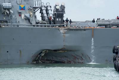 Dano ao portão do destruidor USS John S. McCain (DDG 56) após uma colisão com o navio mercante Alnic MC em agosto de 2017 (foto da Marinha dos EUA por Joshua Fulton)