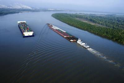 Das Konzept Container on Barge Schiff läuft auf der linken Seite.