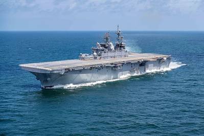 Das amphibische Angriffsschiff der US Navy USS Tripoli (LHA-7) führt im Juli 2019 im Golf von Mexiko Bauversuche durch. (Foto der US Navy mit freundlicher Genehmigung von Huntington Ingalls Industries von Derek Fountain)