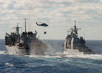 Datei-Bild: Kriegsschiffe der US Navy im Gange und laufende Nachschublieferung. KREDIT: US Navy