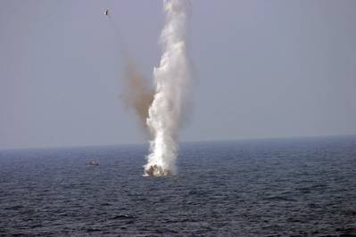 Datei Foto: US Navy Personal zündet eine schwimmende Mine während einer Übung im Golf von Mexiko (US Navy Foto von Patrick Connerly)