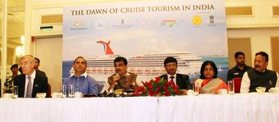 Datei Foto: Unionsminister der Schifffahrt Nitin Gadkari, der nach der Veranstaltung auf der exklusiven Vorpremiere von "Die Morgendämmerung des Kreuzfahrttourismus in Indien" in Mumbai am 8. August 2017 die Medien ansprach