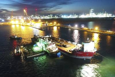 Der Viehtransporter Queen Hind, der im November mit 14.000 Schafen an Bord gekentert ist, liegt jetzt am Dock, nachdem die am Dienstagabend abgeschlossenen Wiederaufschwimmungsbemühungen wieder aufgenommen wurden. (Foto: APS)