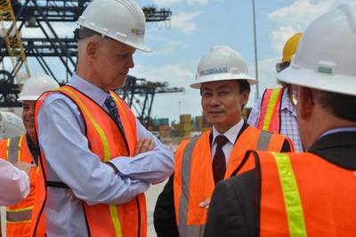 Der Vorstandsvorsitzende von Port Everglades, Steven Cernak, und der Vorstandsvorsitzende von ZPMC, Zhu Lianyu, diskutieren über die Fortschritte bei der Verbesserung der Kranbahninfrastruktur, die bereits in den Docks von Southport läuft. Bildnachweis: Broward County Port Everglades