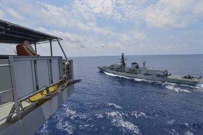 Der zivile Seemann Kevin Sauls, Schiffskapitän an Bord des Flotten-Nachschubölers der Henry J. Kaiser-Klasse USNS Guadalupe (T-AO 200), beobachtet die Fregatte HMS Montrose (F 236) der Royal Navy Duke-Klasse bei einer Nachschubübung auf See. Guadalupe führt Operationen durch und leistet logistische Unterstützung für die US-Marine und alliierte Streitkräfte, die im Verantwortungsbereich der 7. US-Flotte tätig sind. (US Navy Foto von Mass Communication Specialist 2. Klasse Tristin Barth)