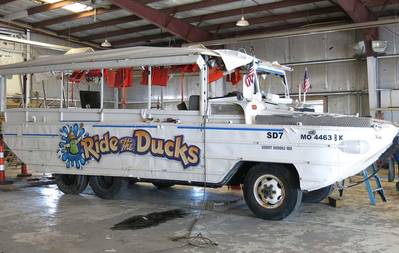 Die Stretch Duck 7, ein modifiziertes DUKW-Passagierschiff aus dem Zweiten Weltkrieg, wurde am 25. Juli 2018 nach der Bergung vom Table Rock Lake in der Nähe von Branson, Missouri, nach dem Untergang während eines Sturmes mit starkem Wind am 19. Juli 2018 gezeigt. (Foto: NTSB (Brian Young)