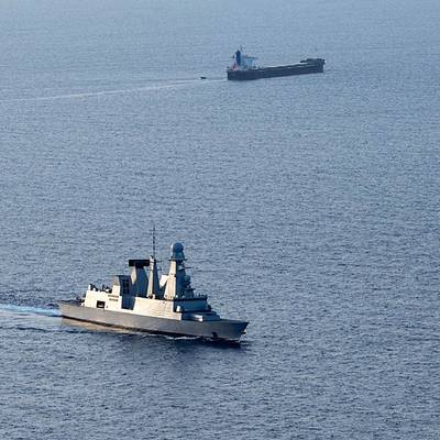 Die französische Fregatte FS Forbin unterstützt den Massengutfrachter Laax, der im Roten Meer von ballistischen Antischiffsraketen der Houthi getroffen wurde (Foto: Französische Streitkräfte)