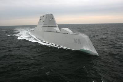 Die zukünftige USS Michael Monsoor (DDG 1001) wurde im Rahmen einer Evaluierung der Schiffskonstruktion und der Einhaltung der Navy-Spezifikationen einer Reihe von Demonstrationen unterzogen, die sowohl an der Pier als auch im Gange waren. (US Navy Foto mit freundlicher Genehmigung von Bath Iron Works)