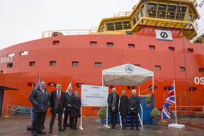 Edda Passat wurde auf der Gondan-Werft in Figueras, Spanien, benannt. Von links: Álvaro Platero, Gondan; Lars Høy Jørgensen, Ørsted; Kenneth Walland, Østensjø Rederi; Rebecca Goff, Ørsted; Jens Jakobsen, Ørsted; Trine Borum Bojsen, Ørsted; und Johannes Østensjø, Østensjø Rederi (Foto: Gondan)