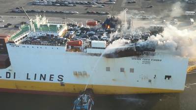 Ein Feuerlöschboot leitet Wasser auf die Grande Costa D'Avorio. (Quelle: NTSB)