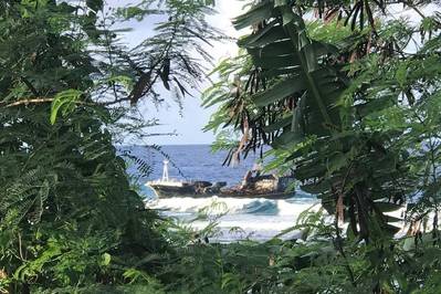 Ein acht Meter langes taiwanesisches Fischereifahrzeug, das auf den Samoainseln gestrandet war, nachdem ein Brand an Bord das Schiff mehr als drei Monate lang im Pazifik treibend zurückgelassen hatte (Foto der US-Küstenwache)